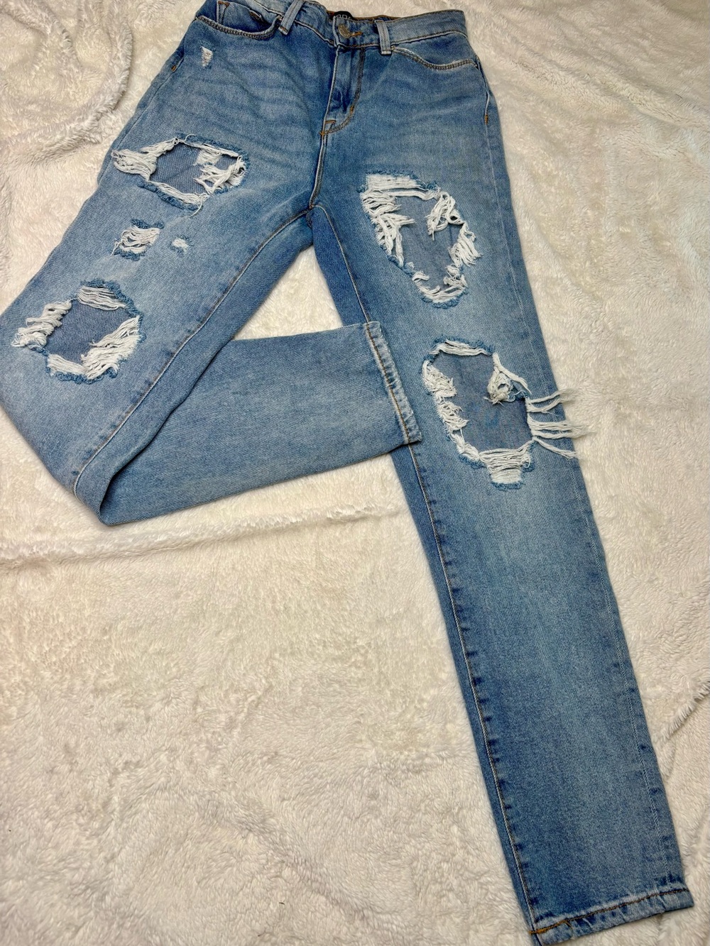 BDG MOM HIGH RISE Distressed Light Blue Size 24